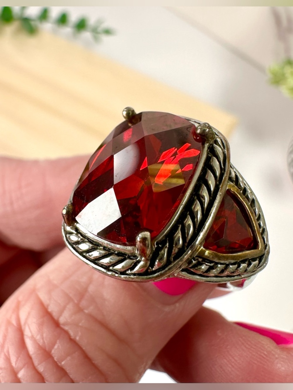❤️Ornate Silver Tone Ring with Sparkly Red Stones Size 7